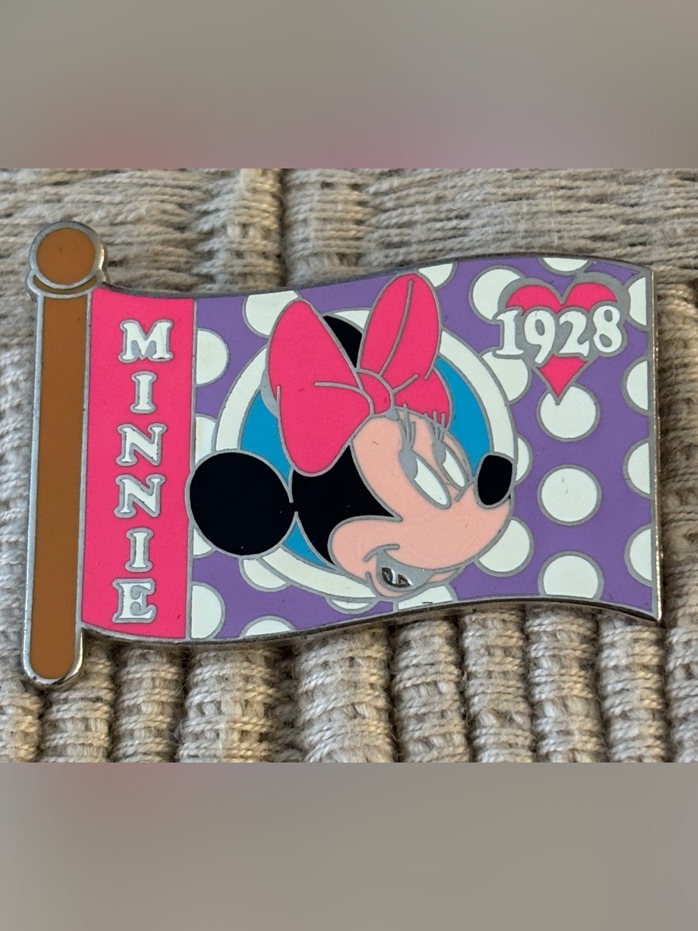 DISNEY 2009 LE 1000 Minnie Mouse Character Flags Collection Pin